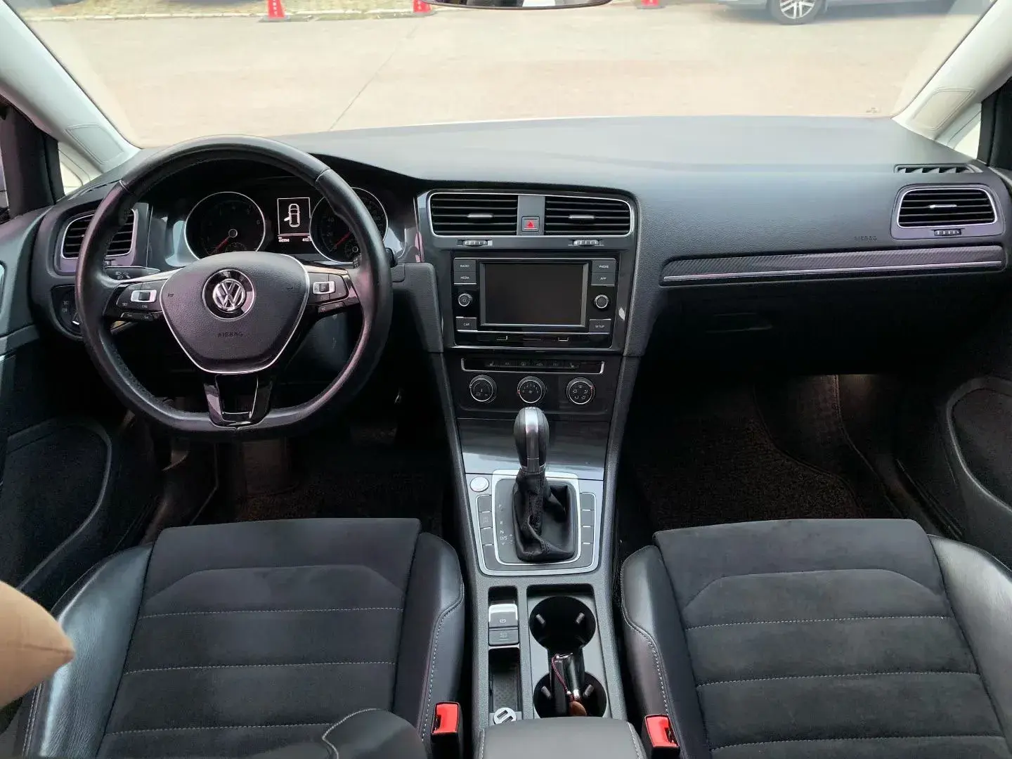 2018 VOLKSWAGEN GOLF thumbnail 3