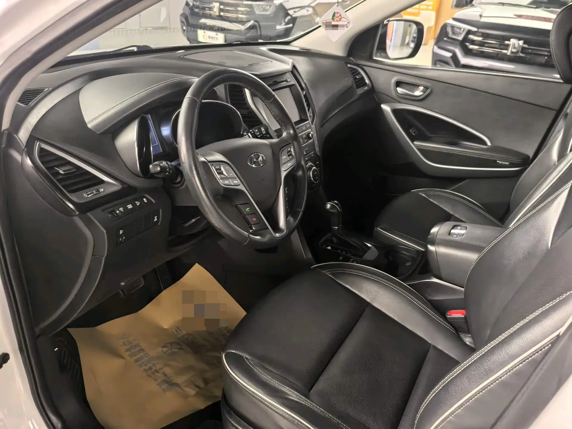 2017 HYUNDAI SANTAFE thumbnail 4