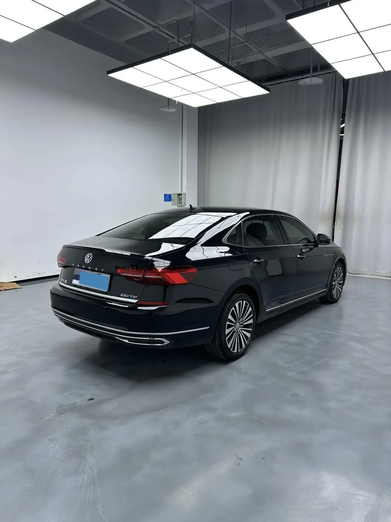 2019 VOLKSWAGEN PASSAT thumbnail 3