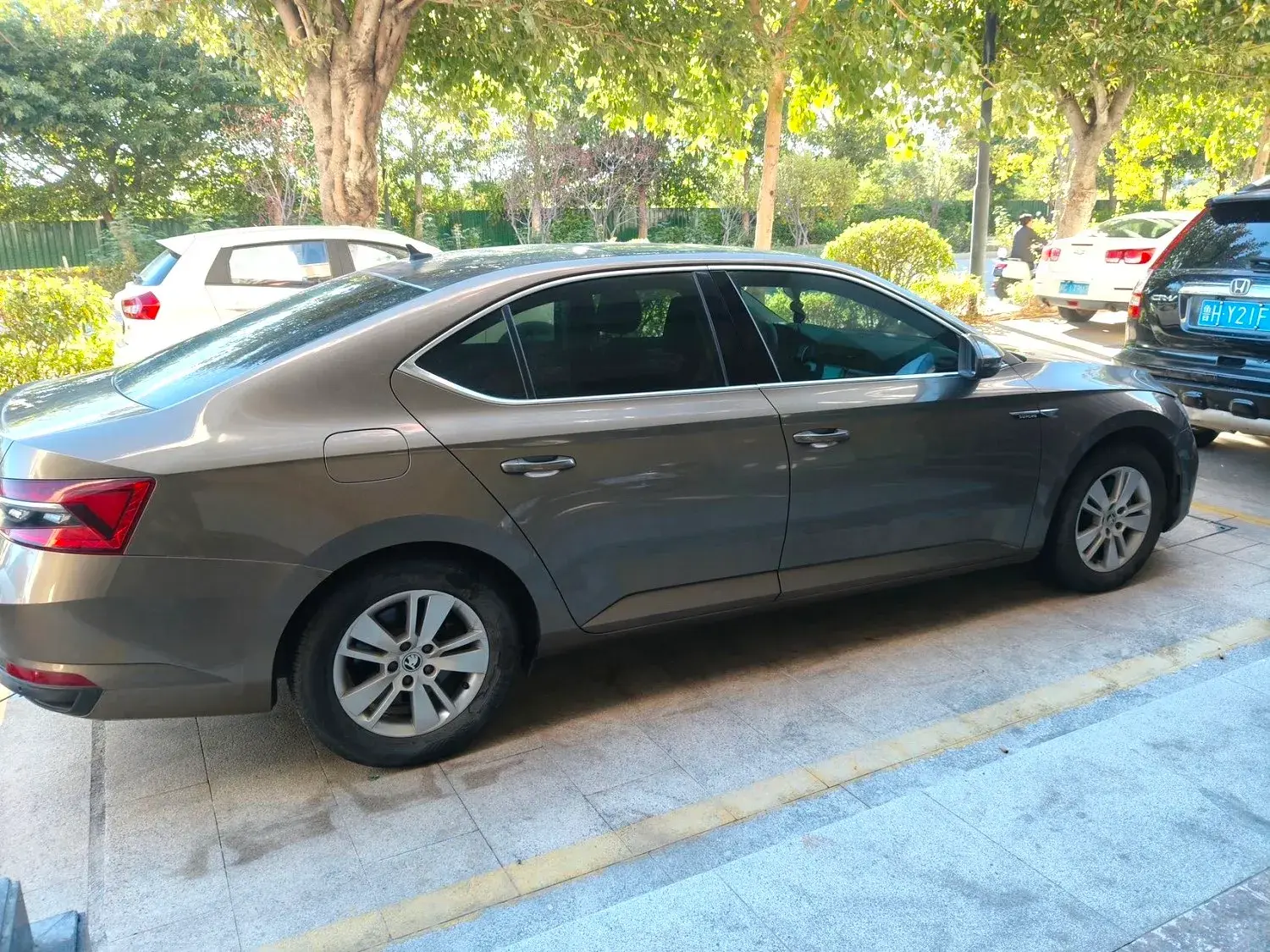 2019 SKODA SUPERB thumbnail 4