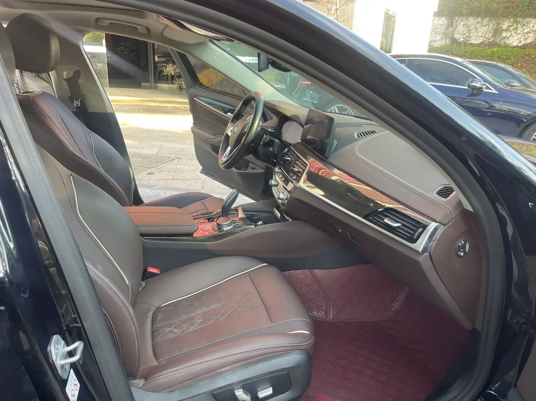 2021 BMW 5 thumbnail 4