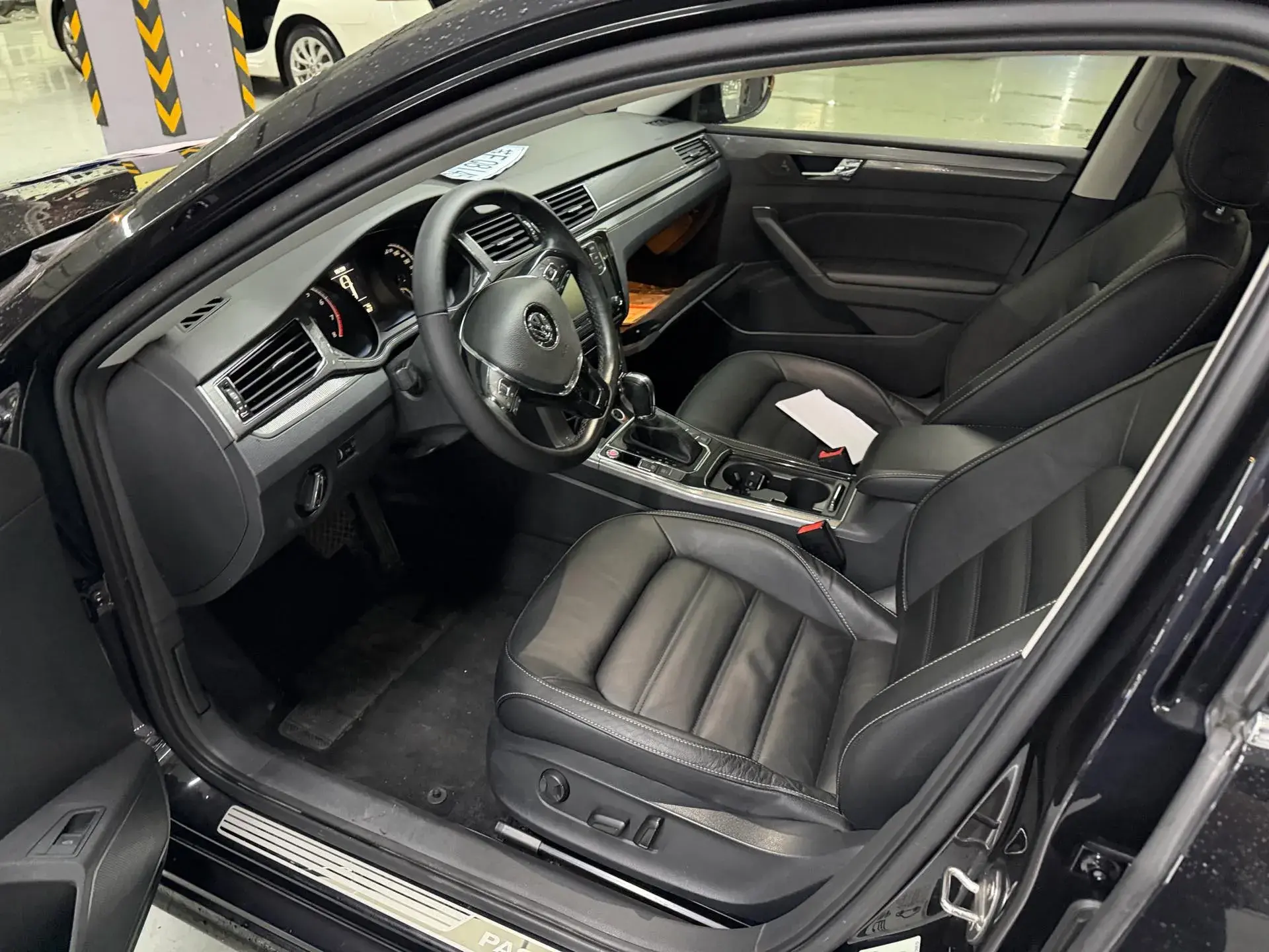 2017 VOLKSWAGEN PASSAT thumbnail 3