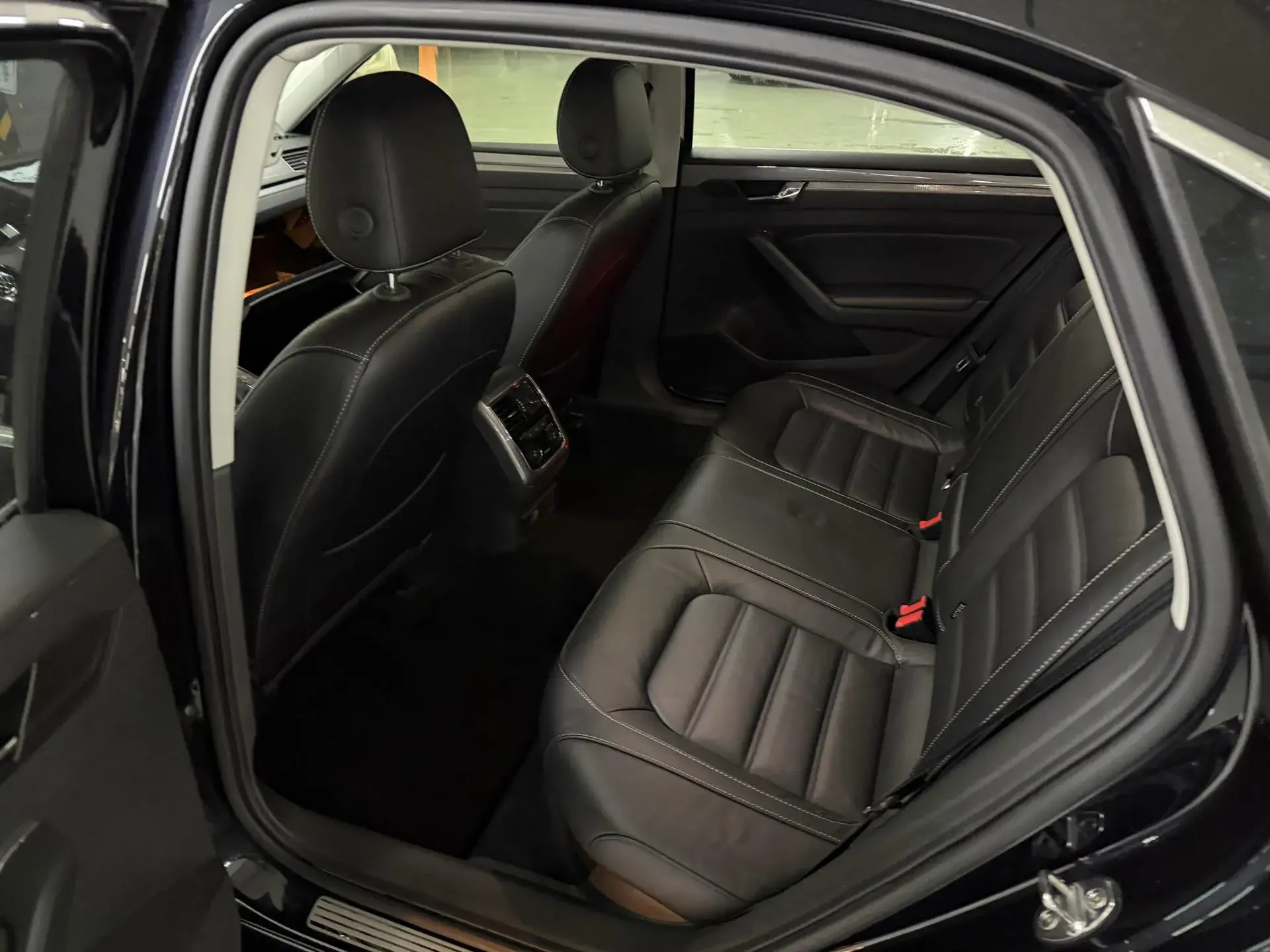 2017 VOLKSWAGEN PASSAT thumbnail 4