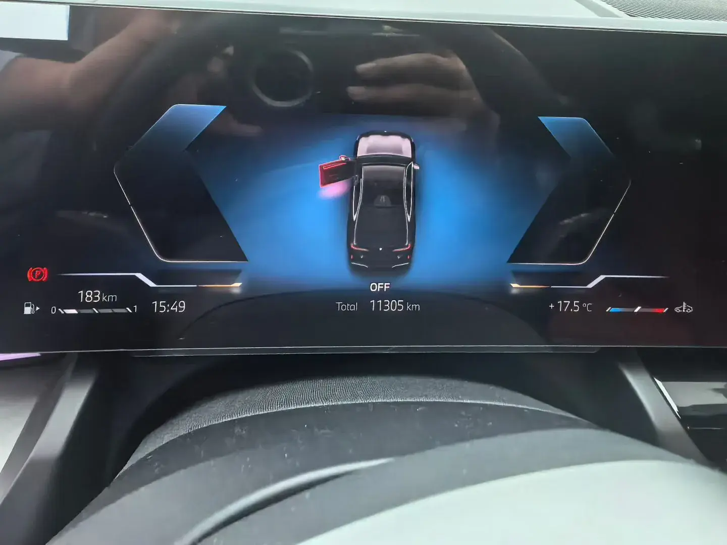 2025 BMW 5 thumbnail 4