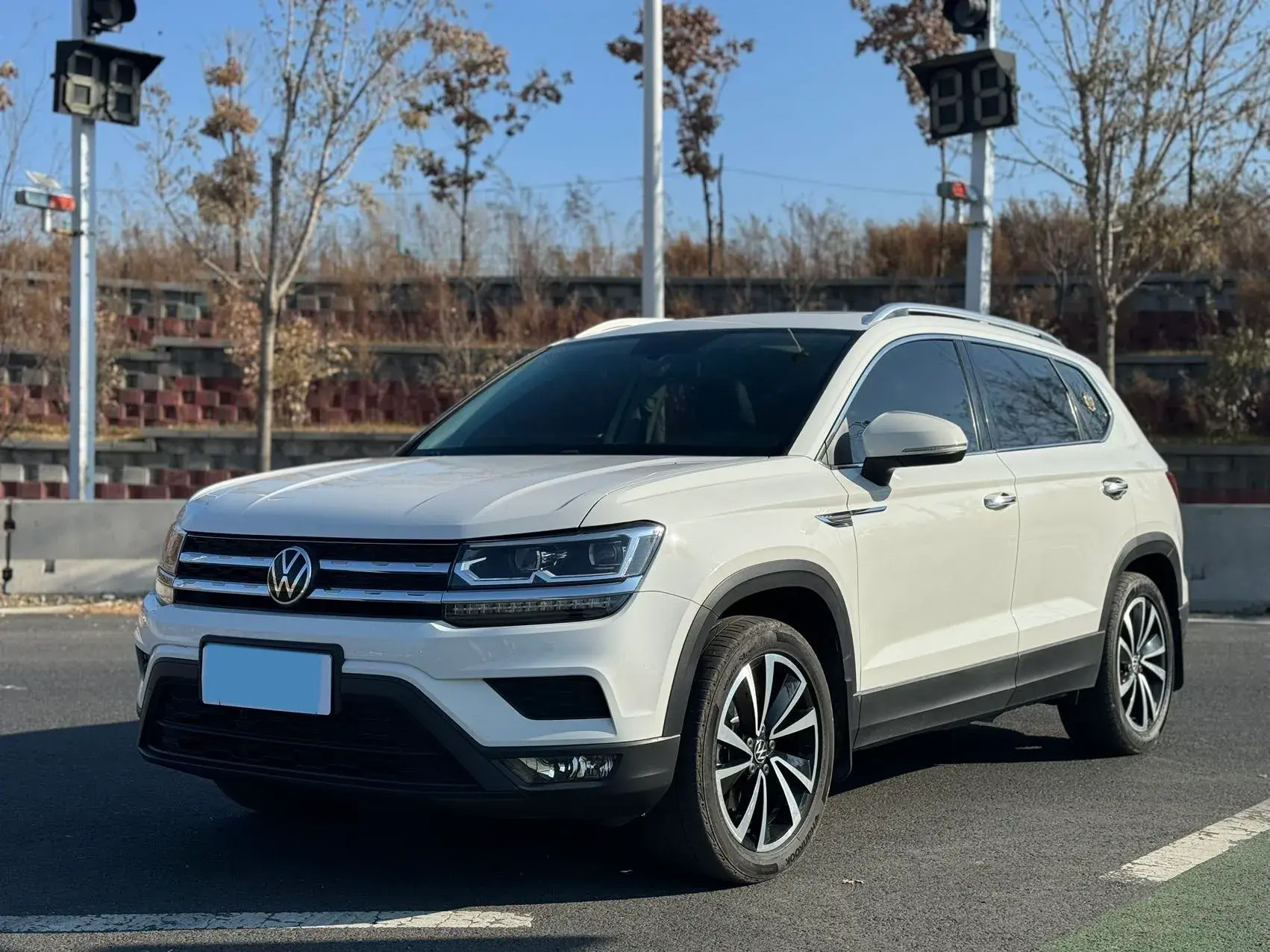 2021 VOLKSWAGEN THARU view 1
