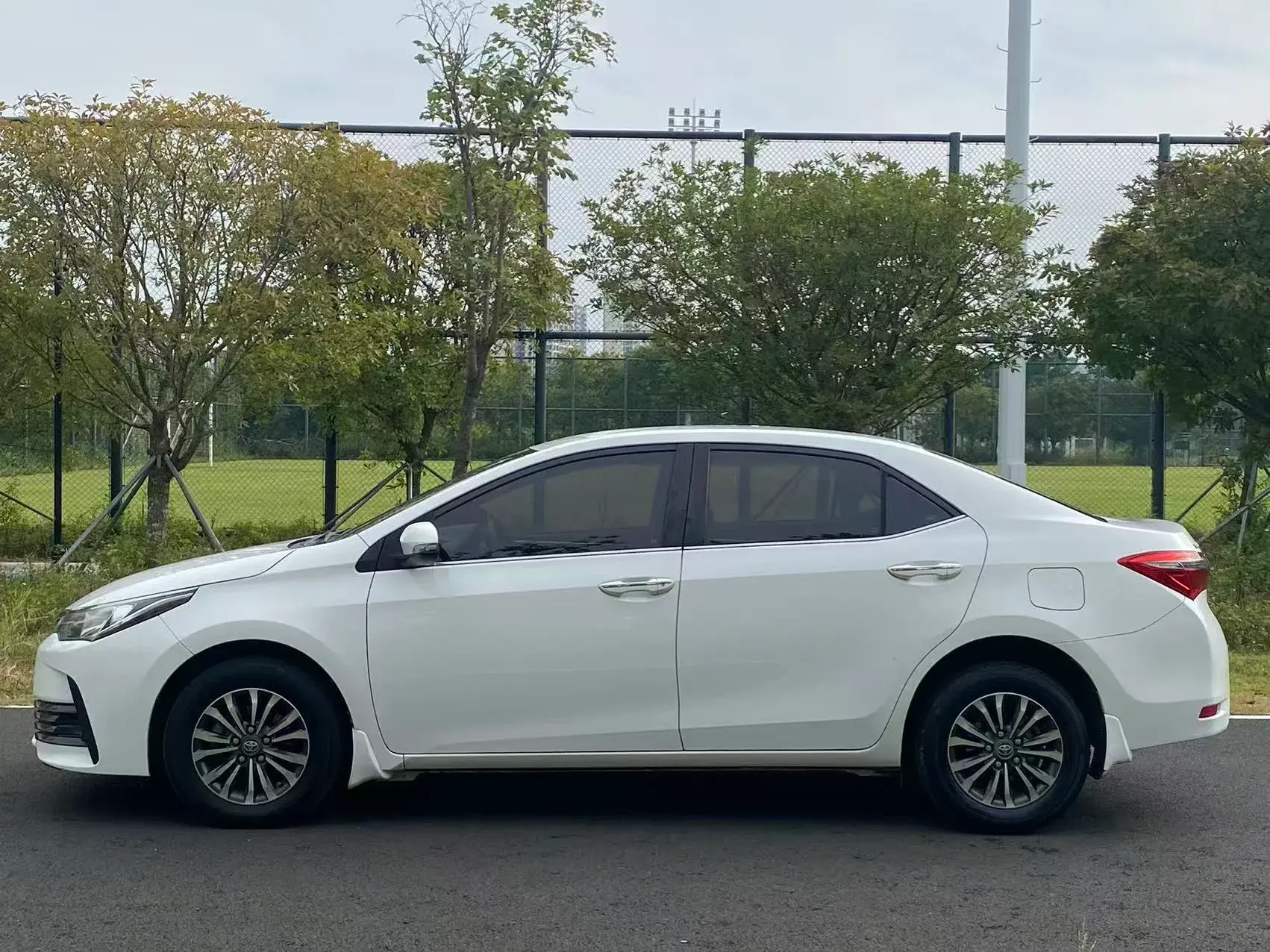 2018 TOYOTA COROLLA thumbnail 3