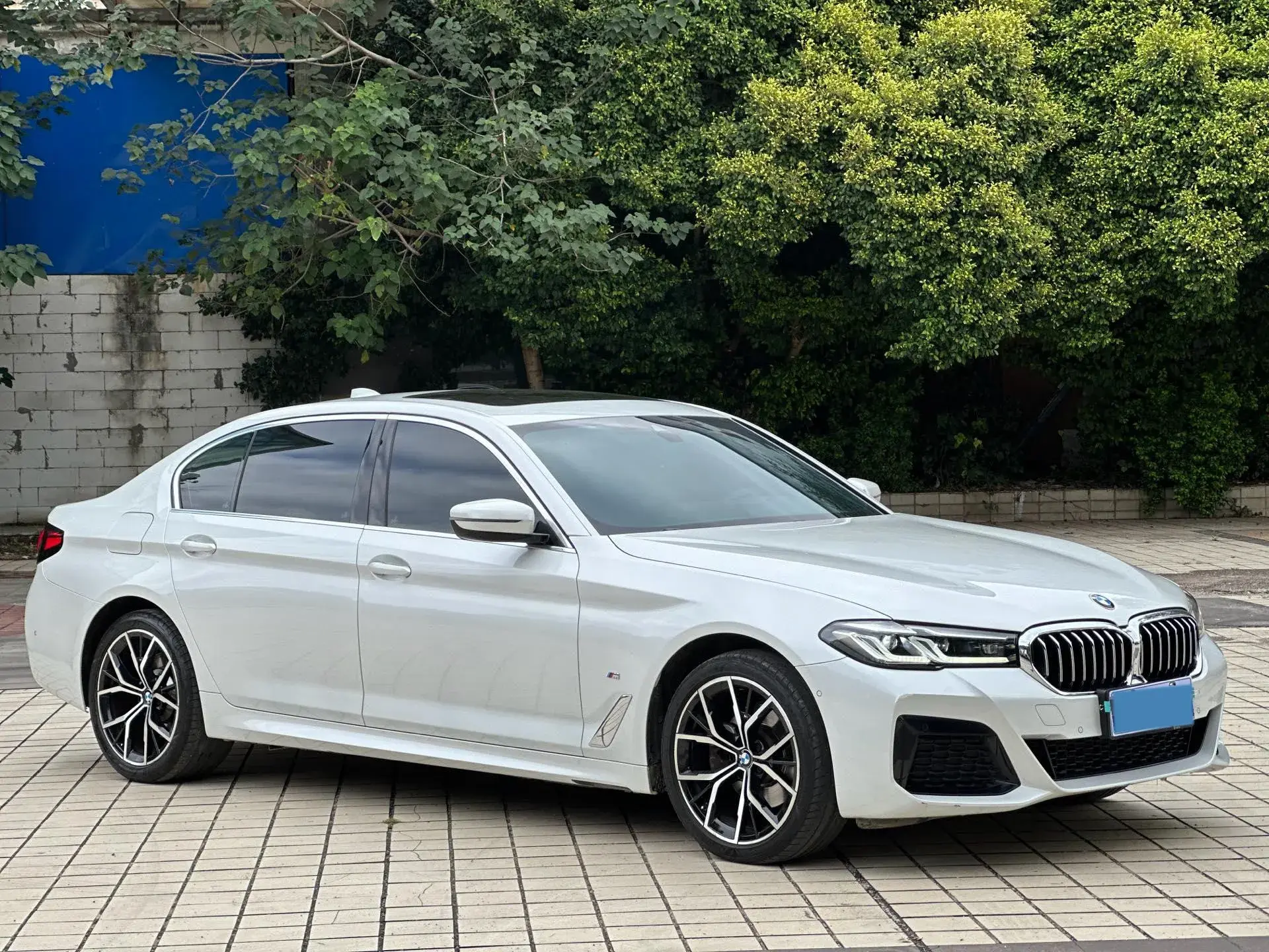 2022 BMW 5 thumbnail 3