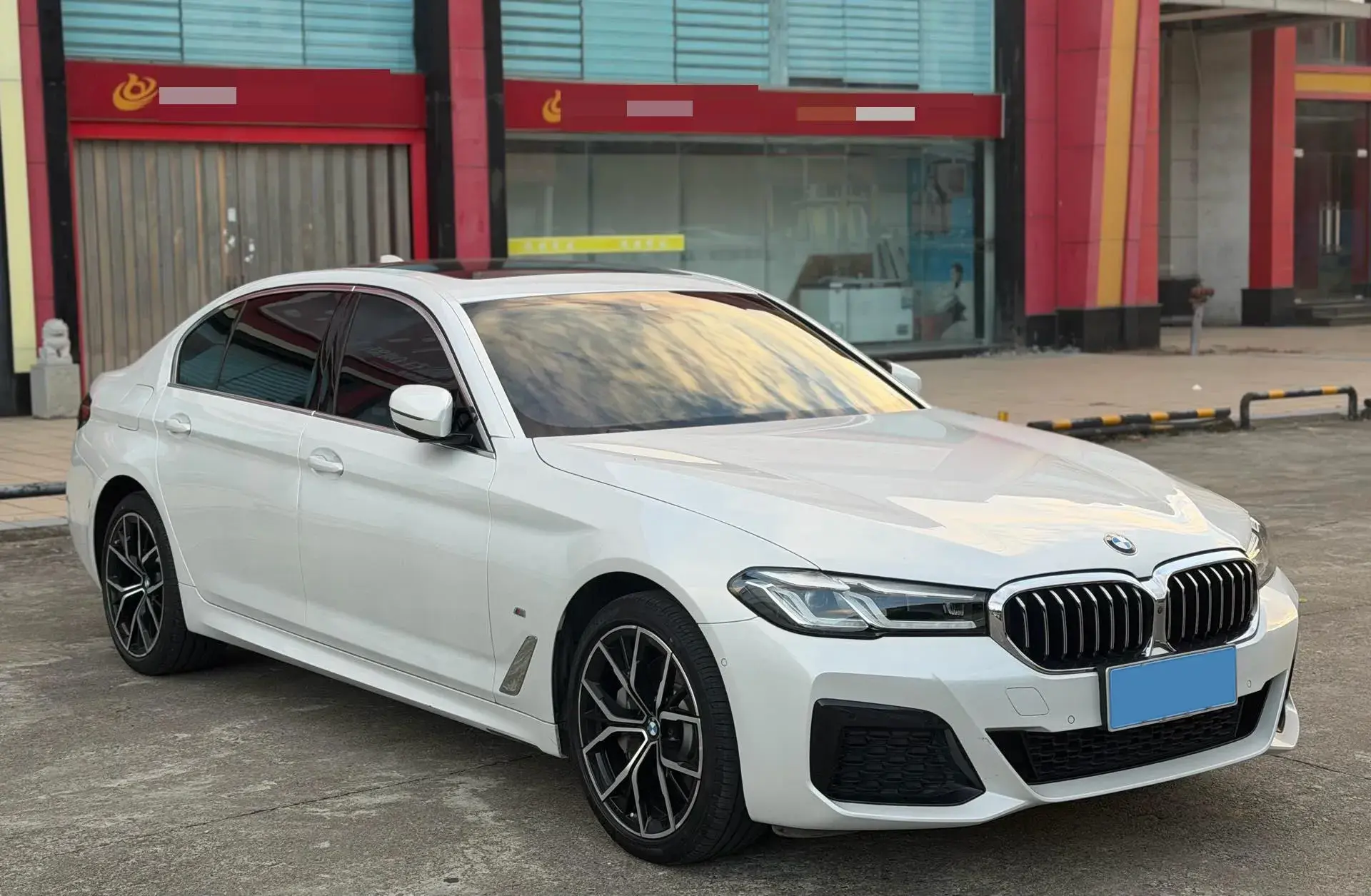 2021 BMW 5 thumbnail 3