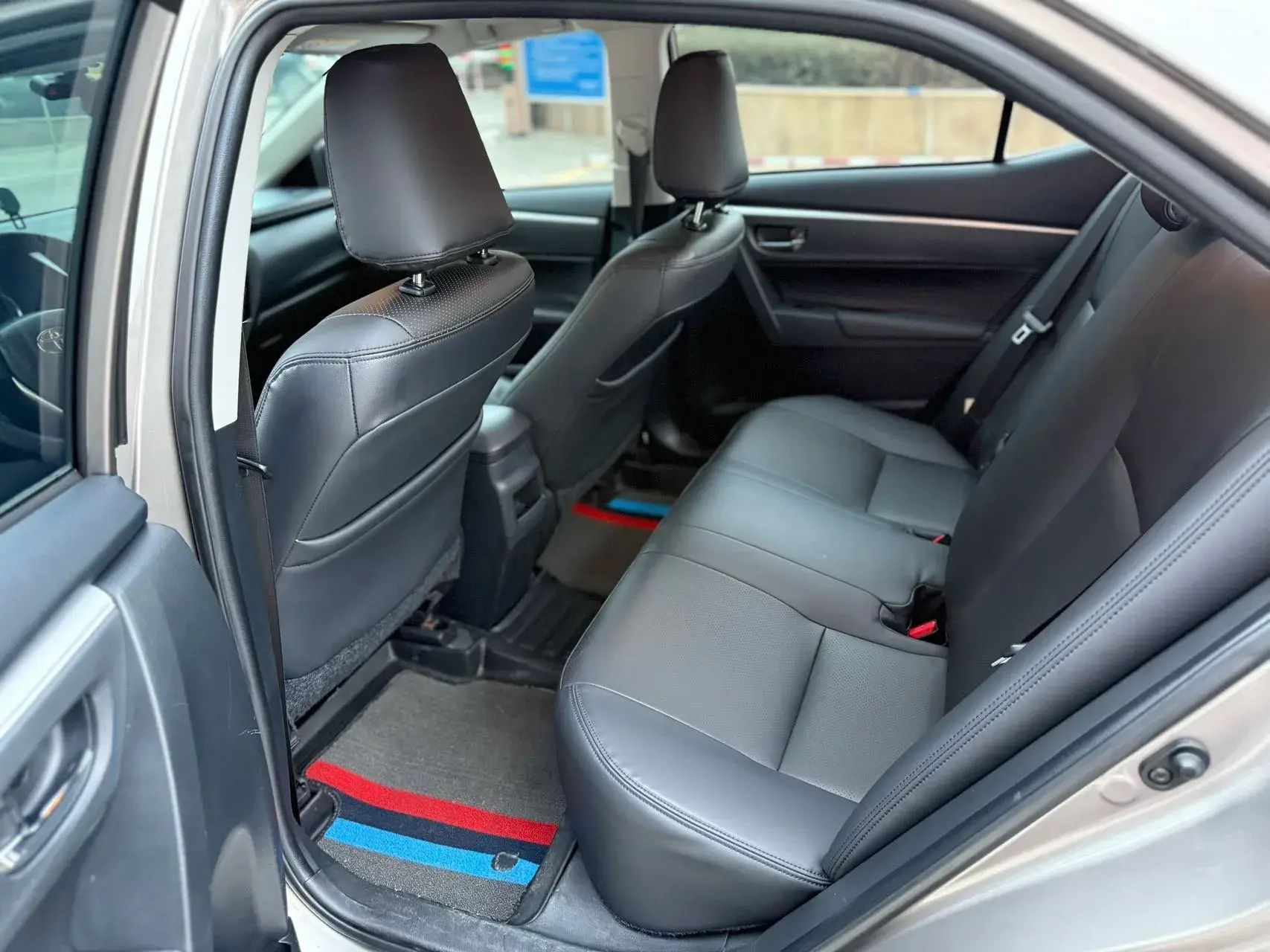 2017 TOYOTA COROLLA thumbnail 4