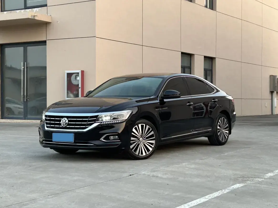 2019 VOLKSWAGEN PASSAT view 1