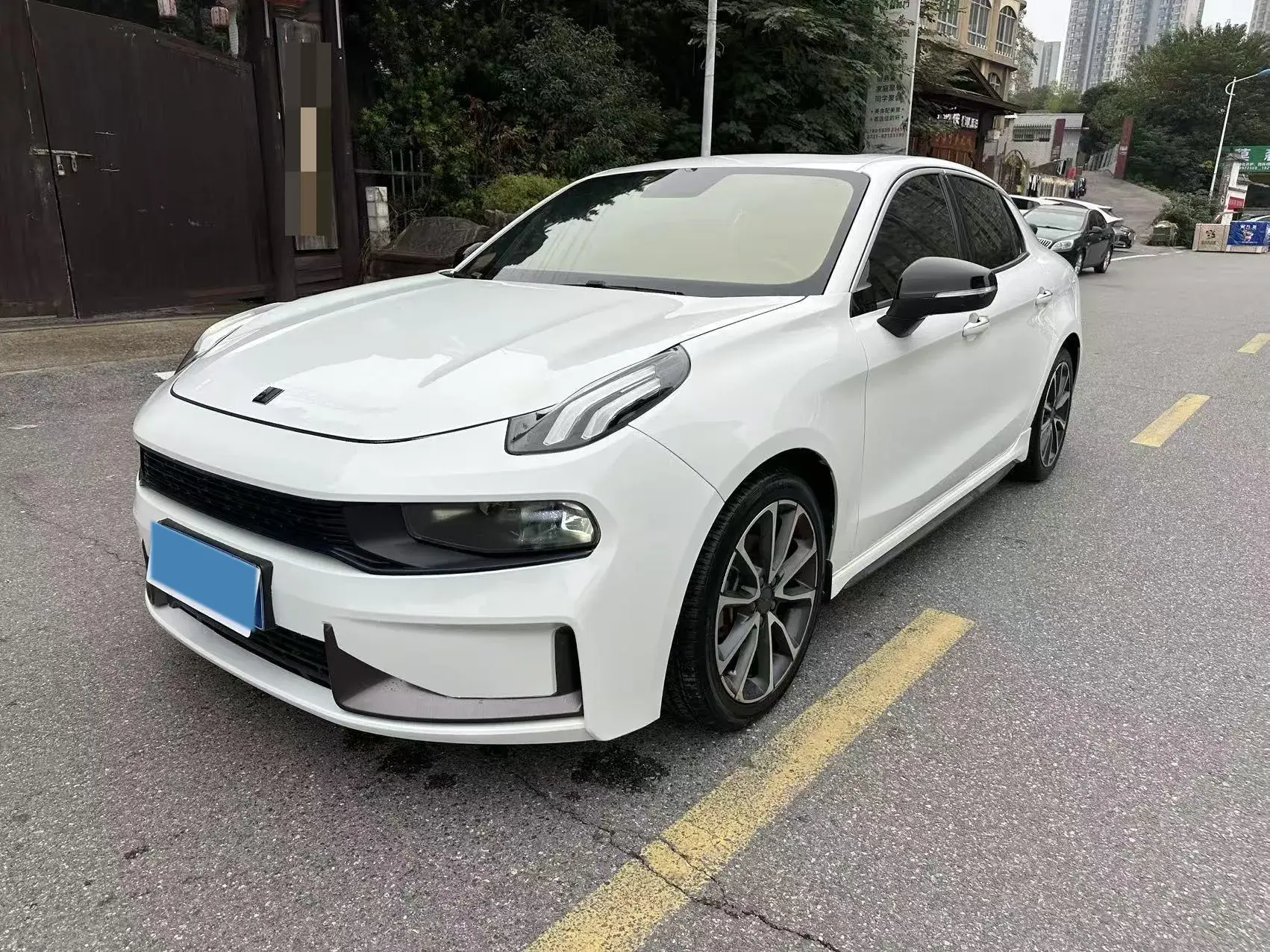 2019 LYNK&CO 03 view 1