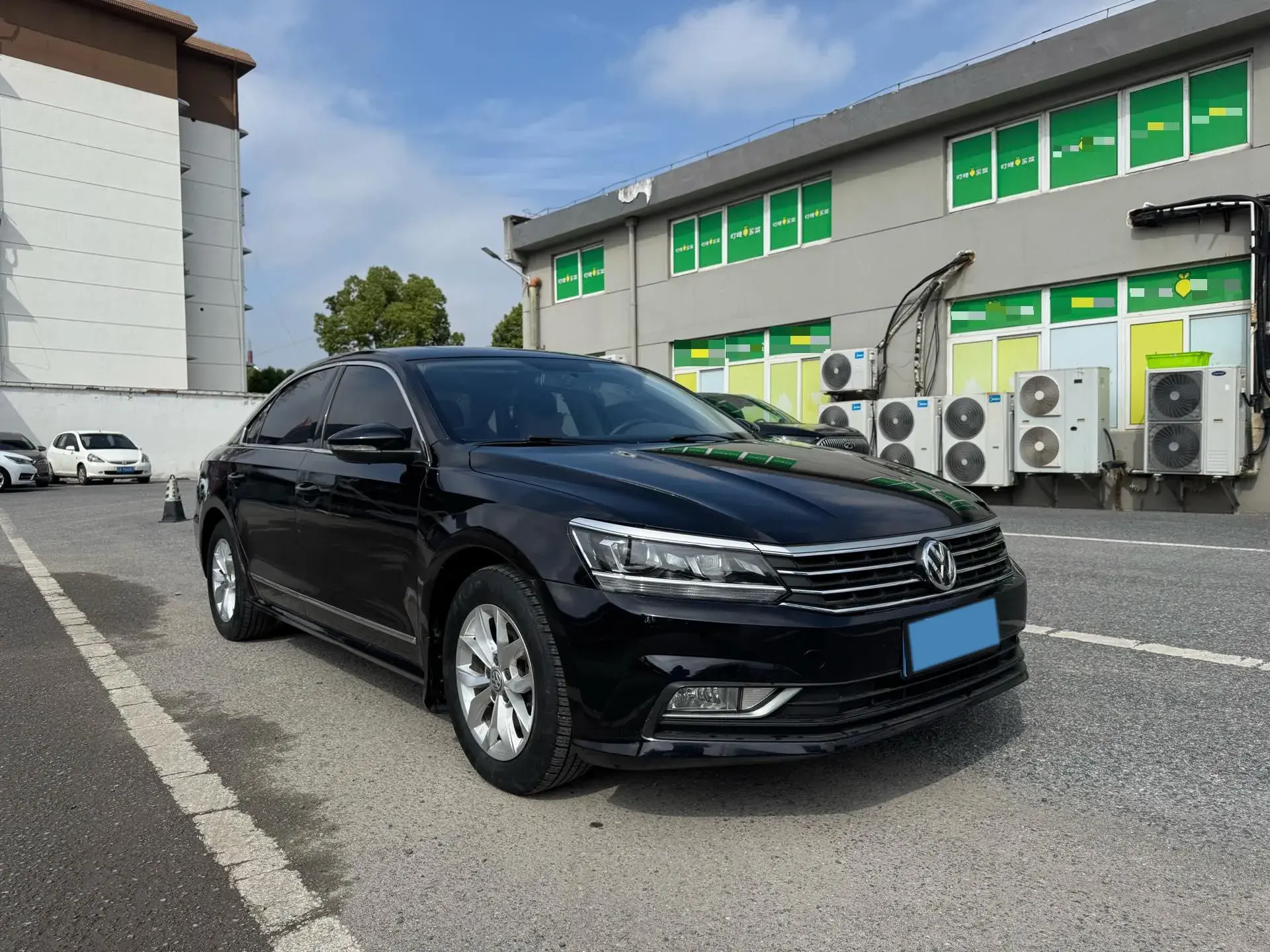 2017 VOLKSWAGEN PASSAT thumbnail 3