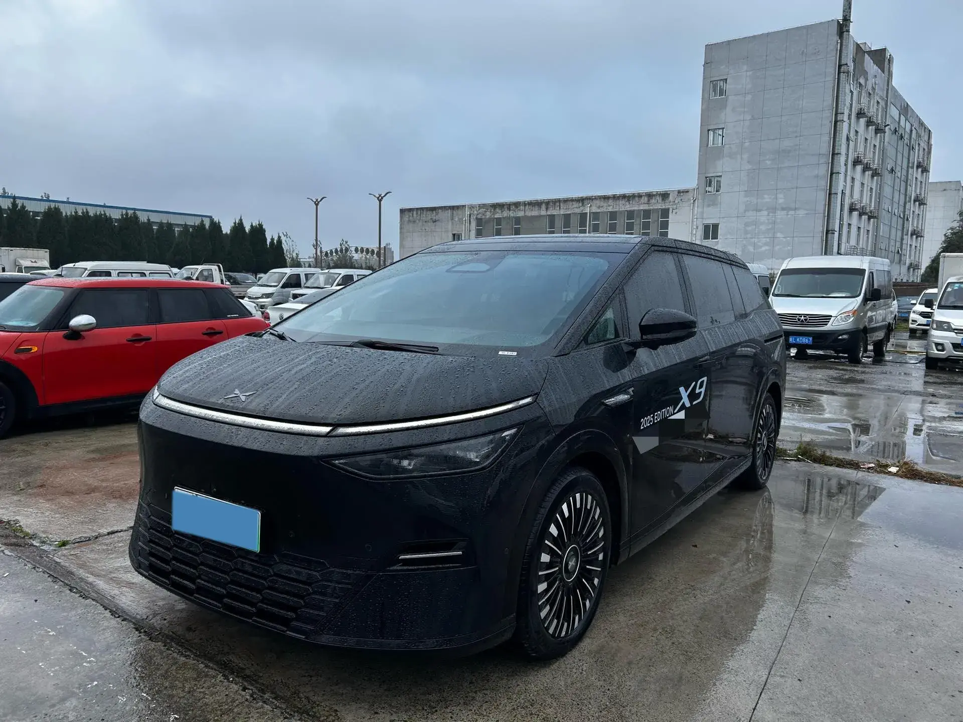 2025 XPENG X9 view 1