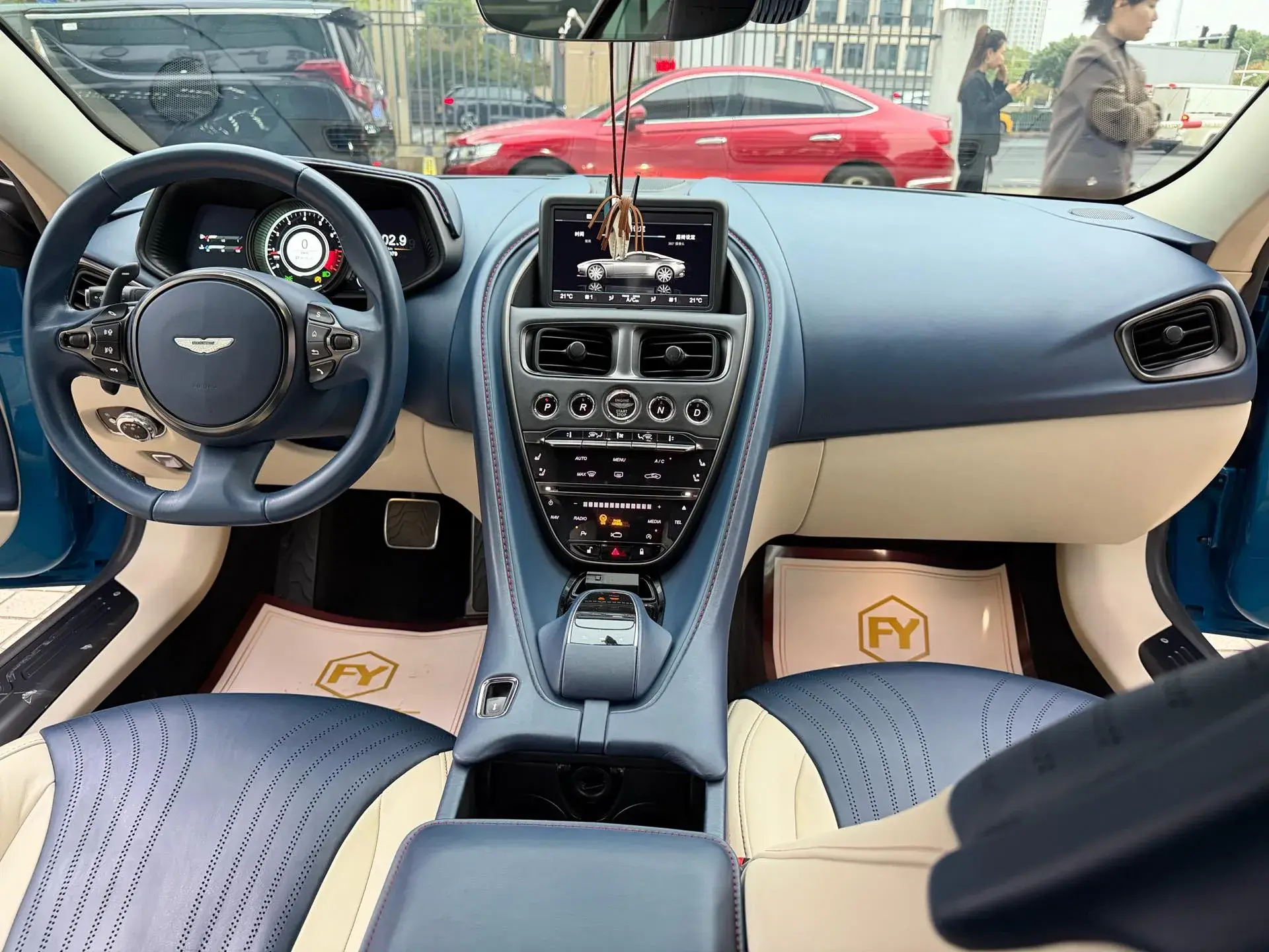 2019 ASTON MARTIN thumbnail 4