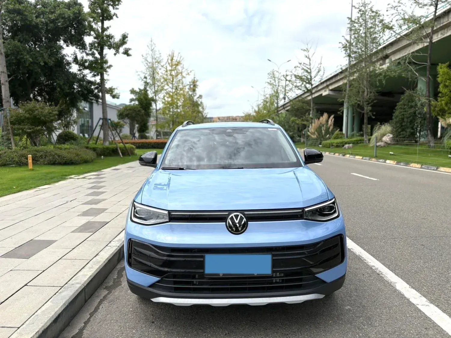 2025 VOLKSWAGEN THARU thumbnail 2