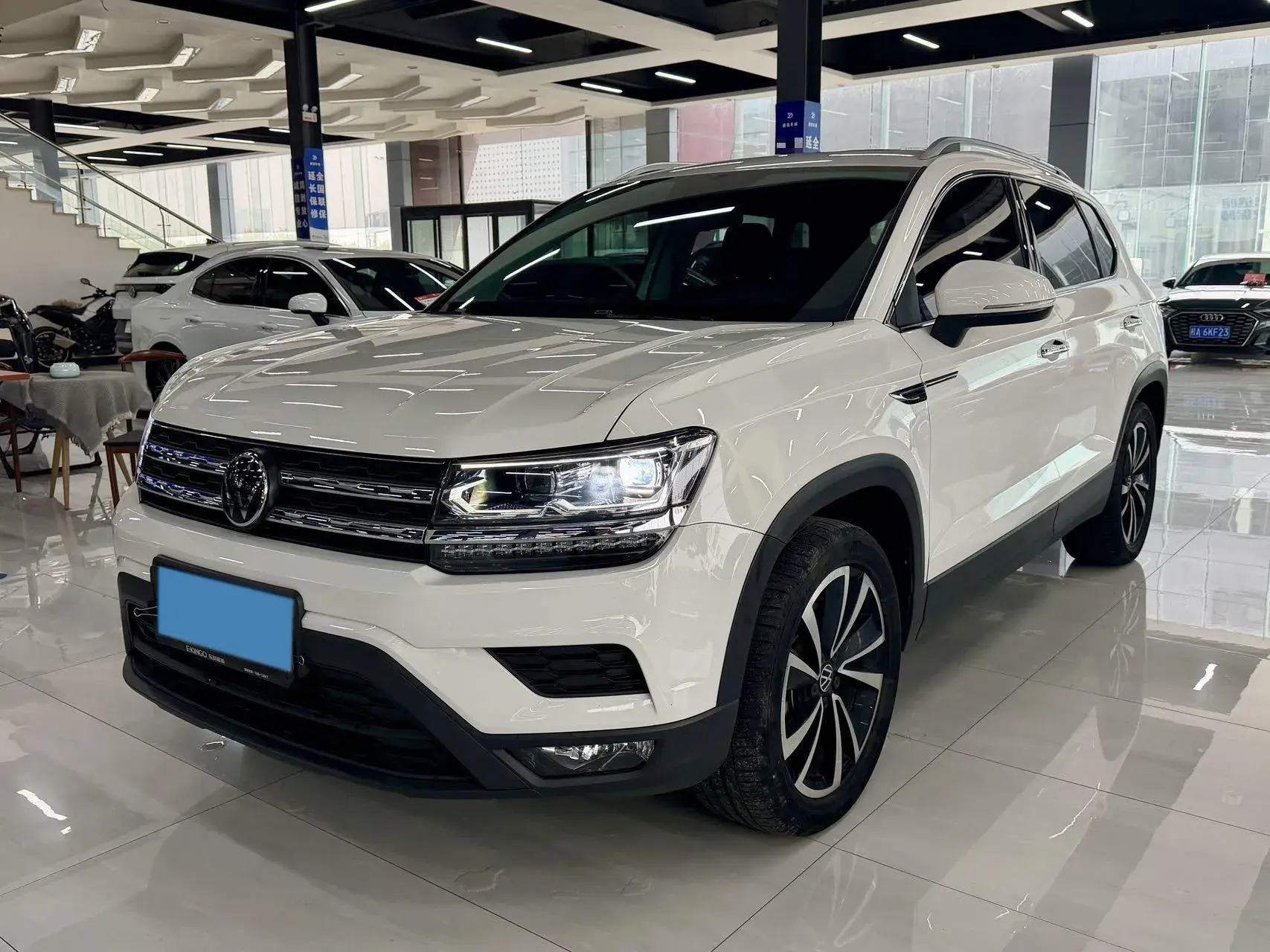 2022 VOLKSWAGEN THARU view 1