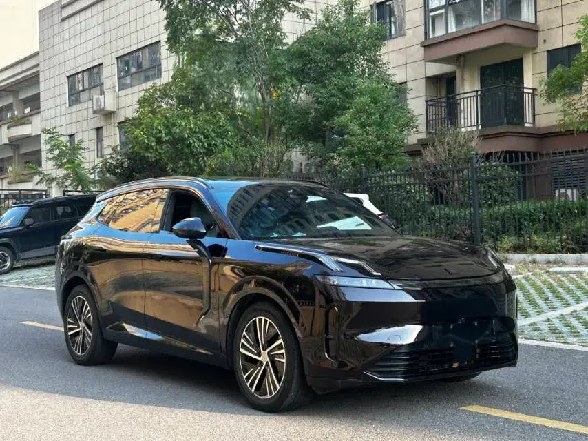 2023 LYNK&CO 08 thumbnail 3