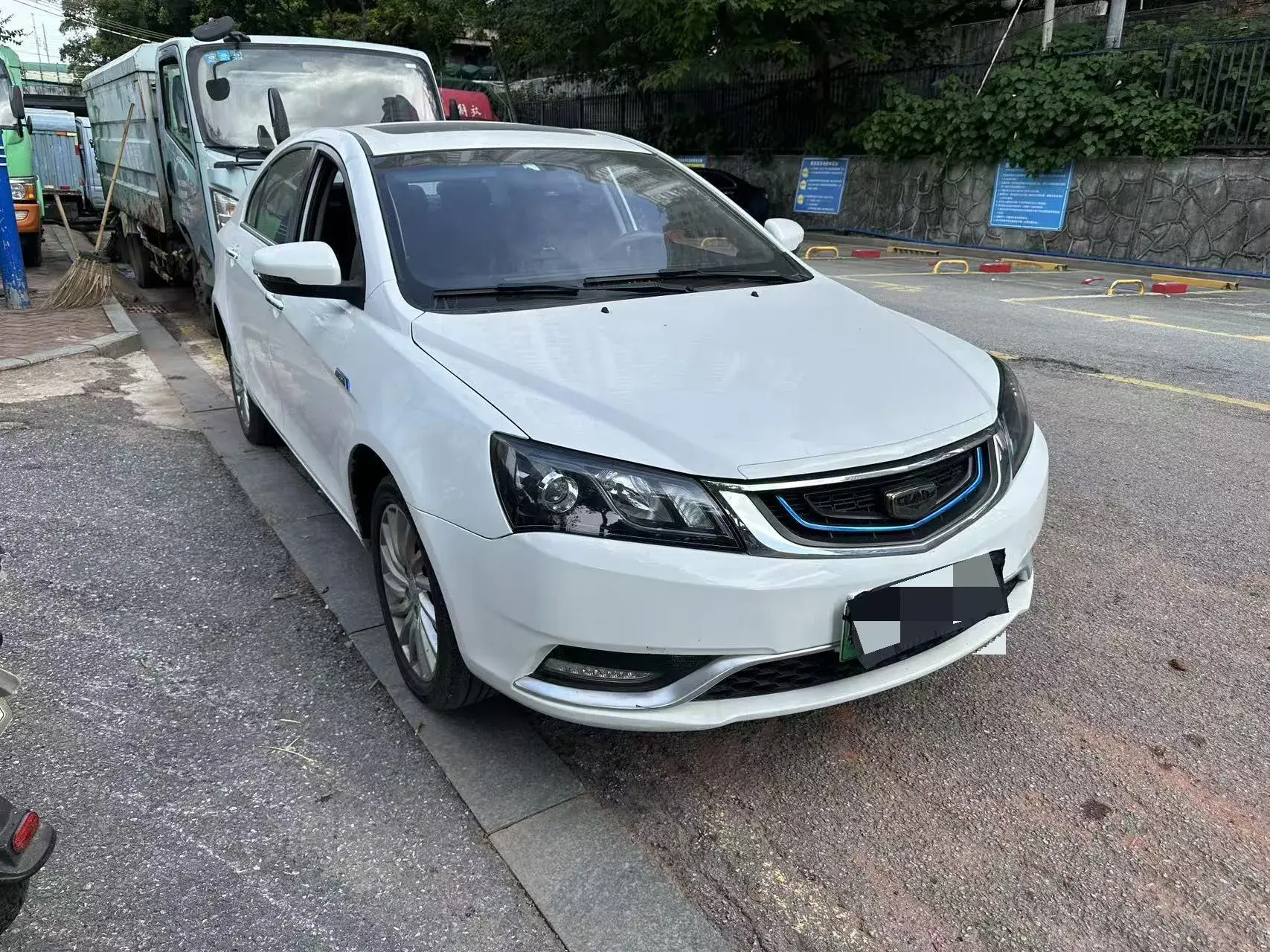 2017 GEELY EMGRAND thumbnail 2