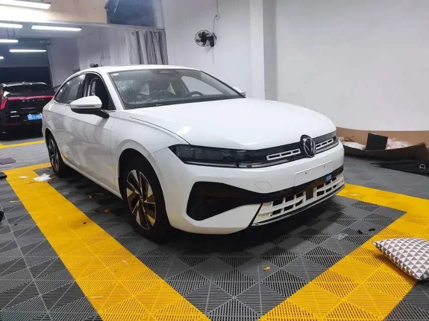 2023 VOLKSWAGEN SAGITAR thumbnail 3