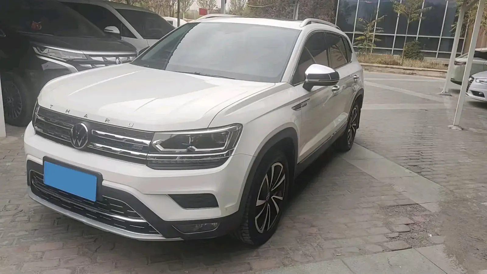2021 VOLKSWAGEN THARU view 1