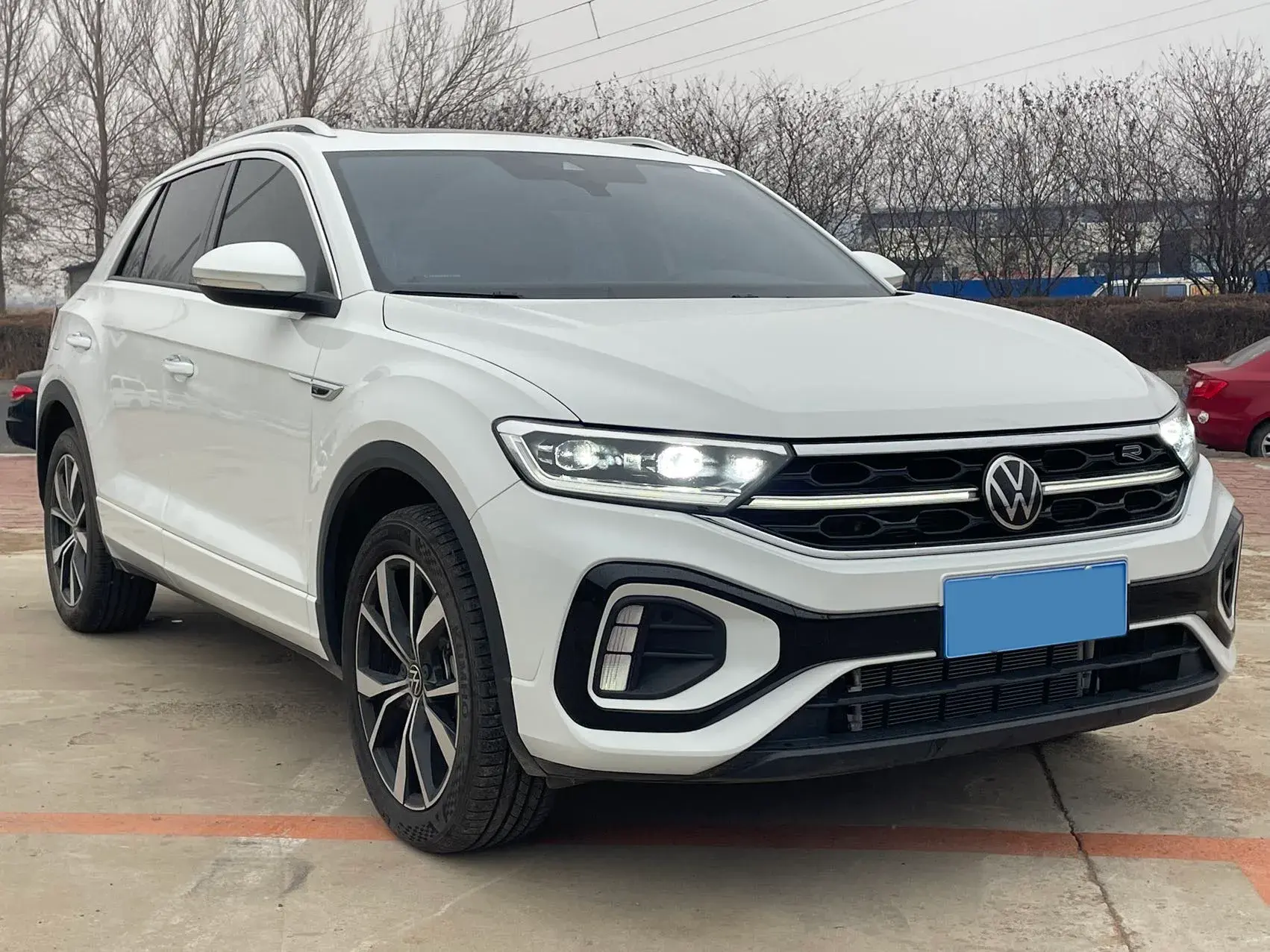 2025 VOLKSWAGEN T-ROC thumbnail 3