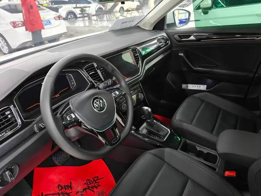 2021 VOLKSWAGEN T-ROC thumbnail 3