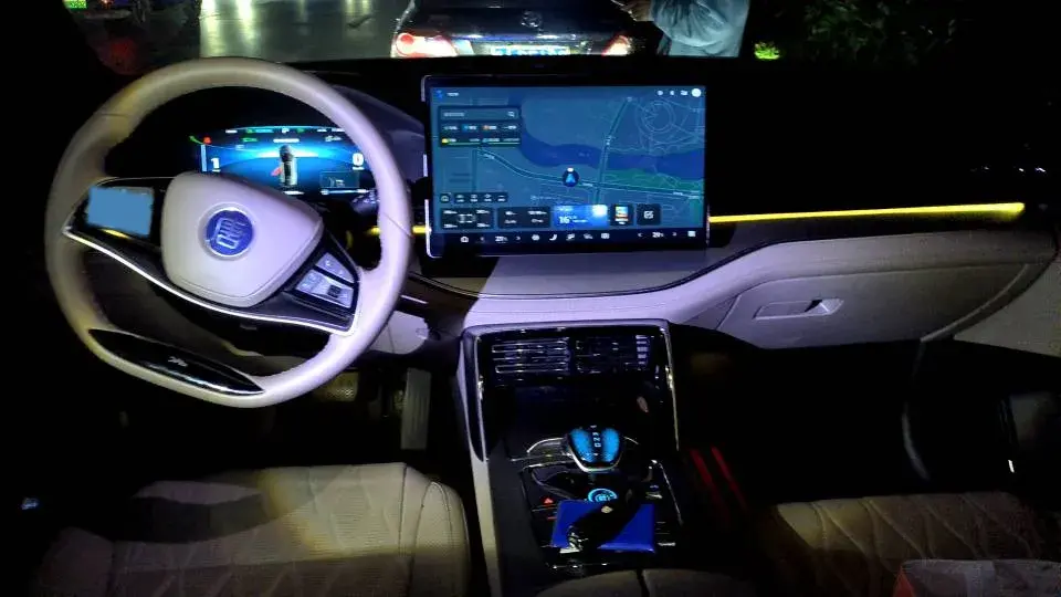 2024 BYD TANG thumbnail 3