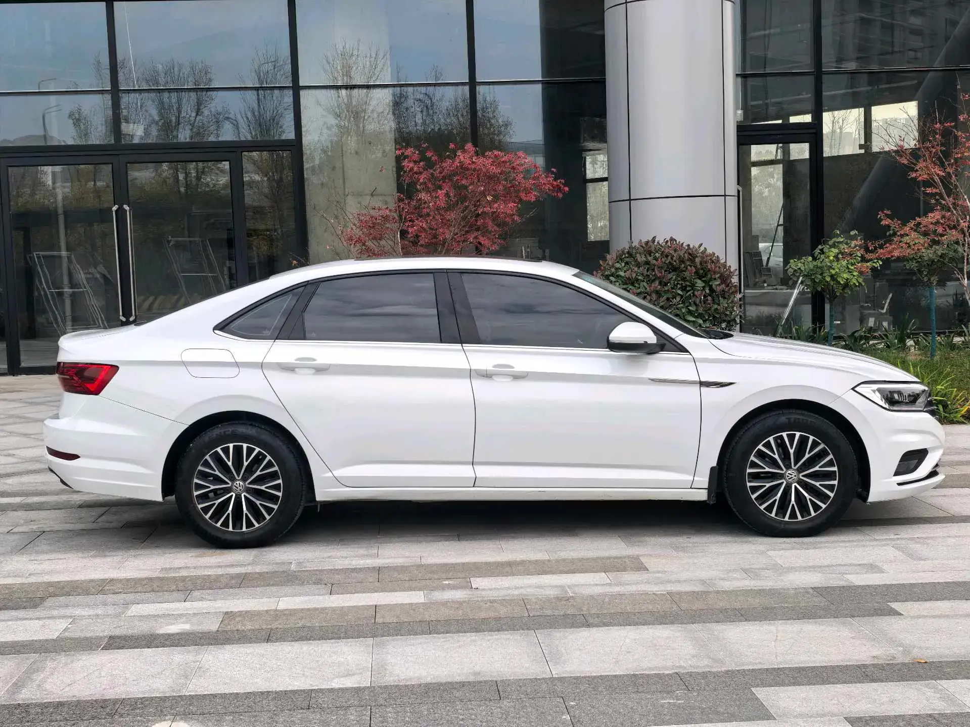 2019 VOLKSWAGEN SAGITAR thumbnail 4