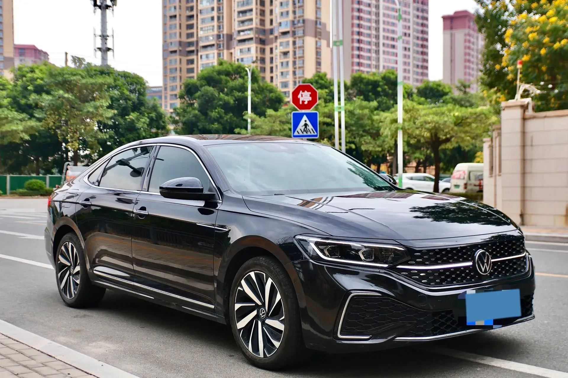 2022 VOLKSWAGEN PASSAT thumbnail 3