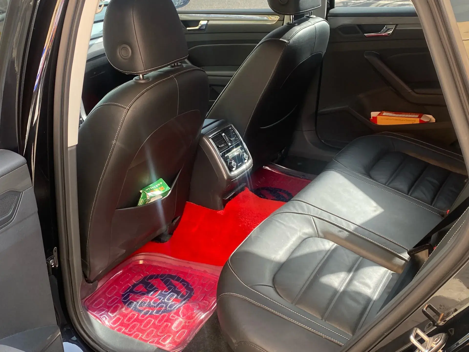 2017 VOLKSWAGEN PASSAT thumbnail 4