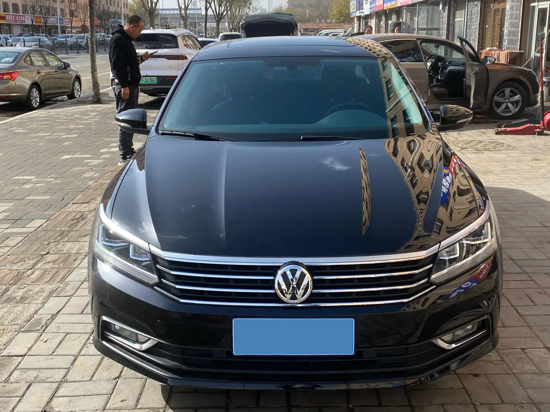 2017 VOLKSWAGEN PASSAT thumbnail 2