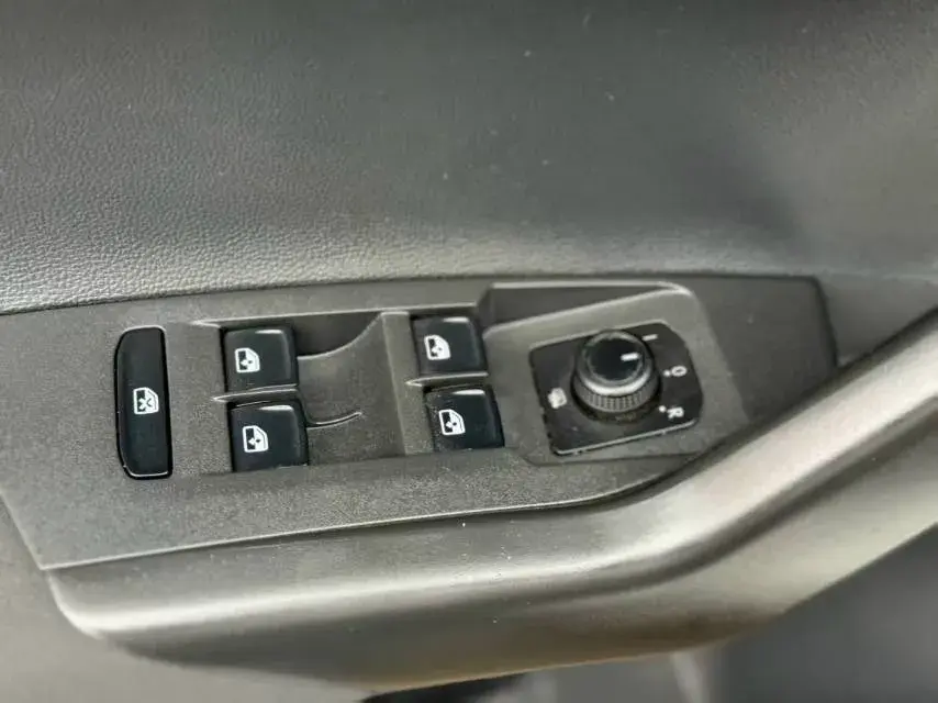 2019 VOLKSWAGEN POLO thumbnail 3