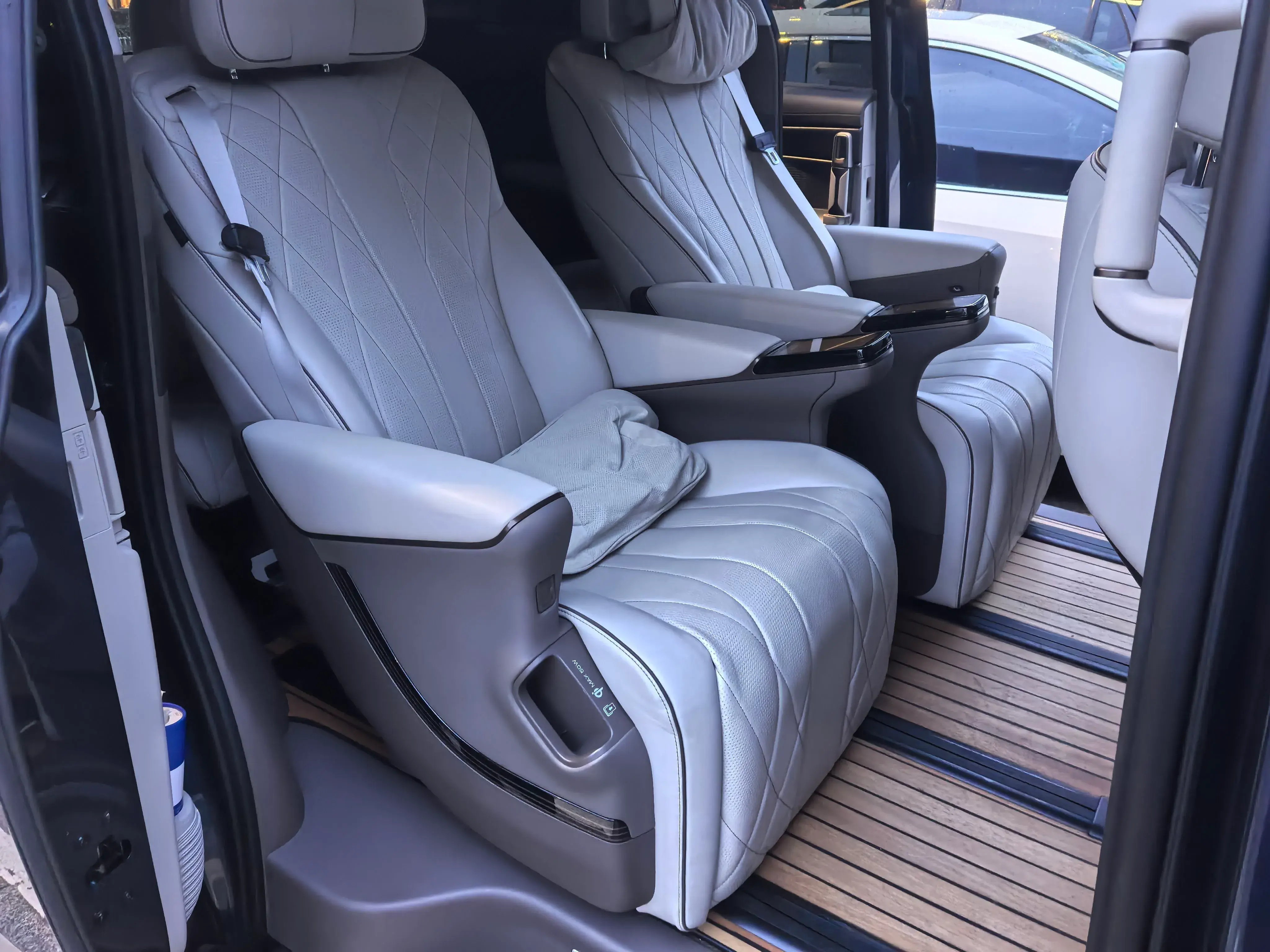 2022 DENZA D9 thumbnail 3