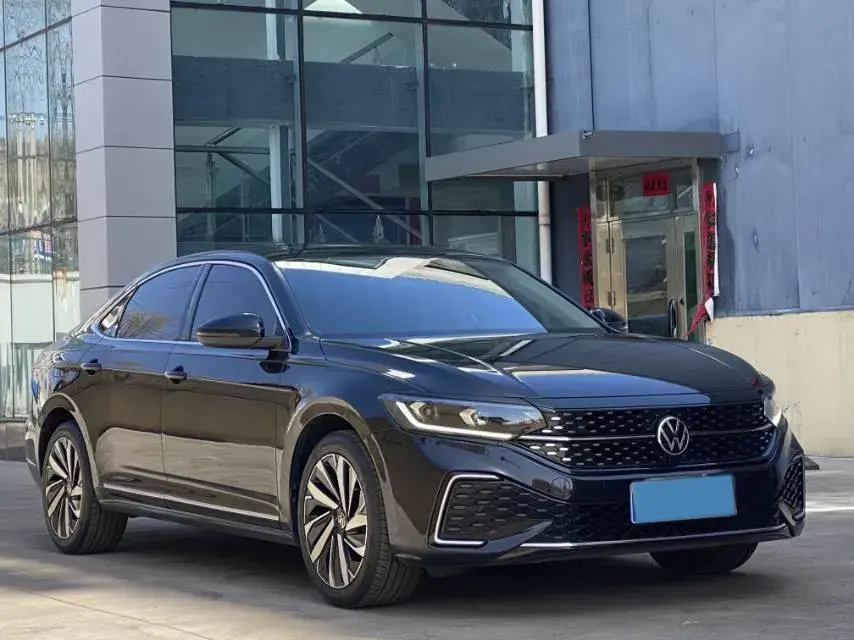 2021 VOLKSWAGEN PASSAT thumbnail 3