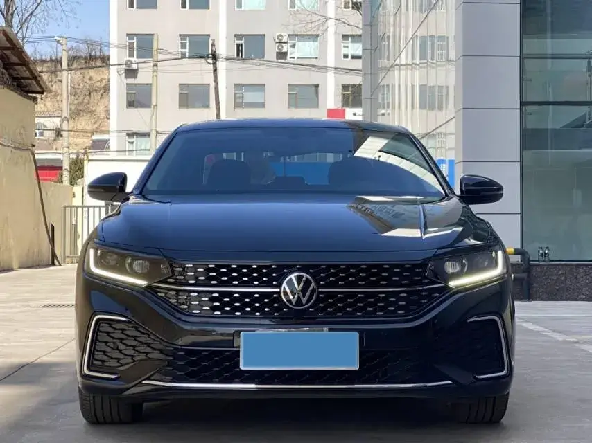 2021 VOLKSWAGEN PASSAT thumbnail 2
