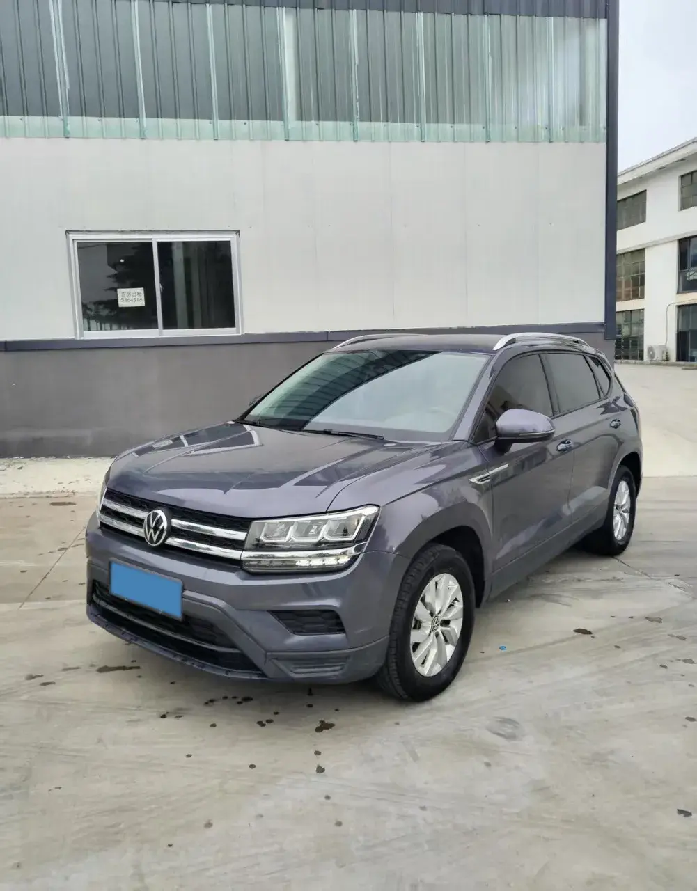 2021 VOLKSWAGEN THARU view 1