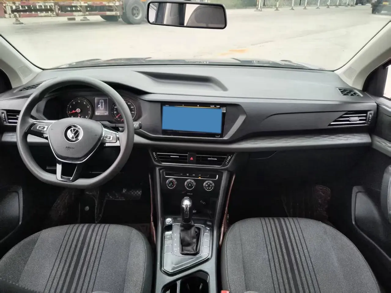 2021 VOLKSWAGEN THARU thumbnail 4