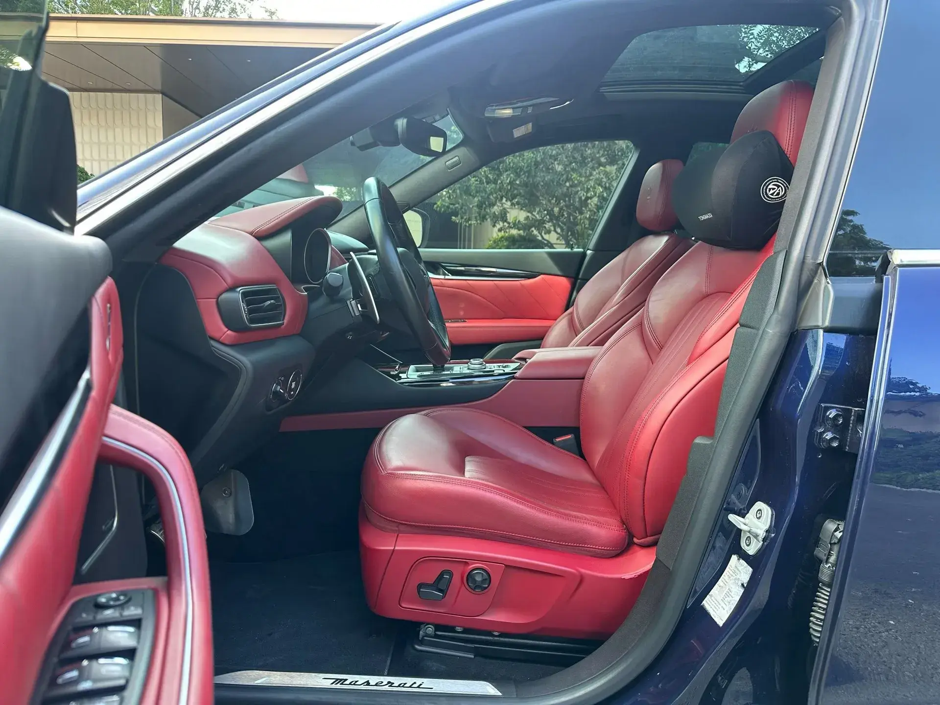 2019 MASERATI LEVANTE thumbnail 2