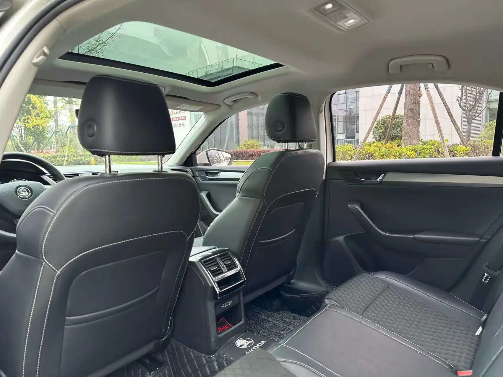 2018 SKODA SUPERB thumbnail 4