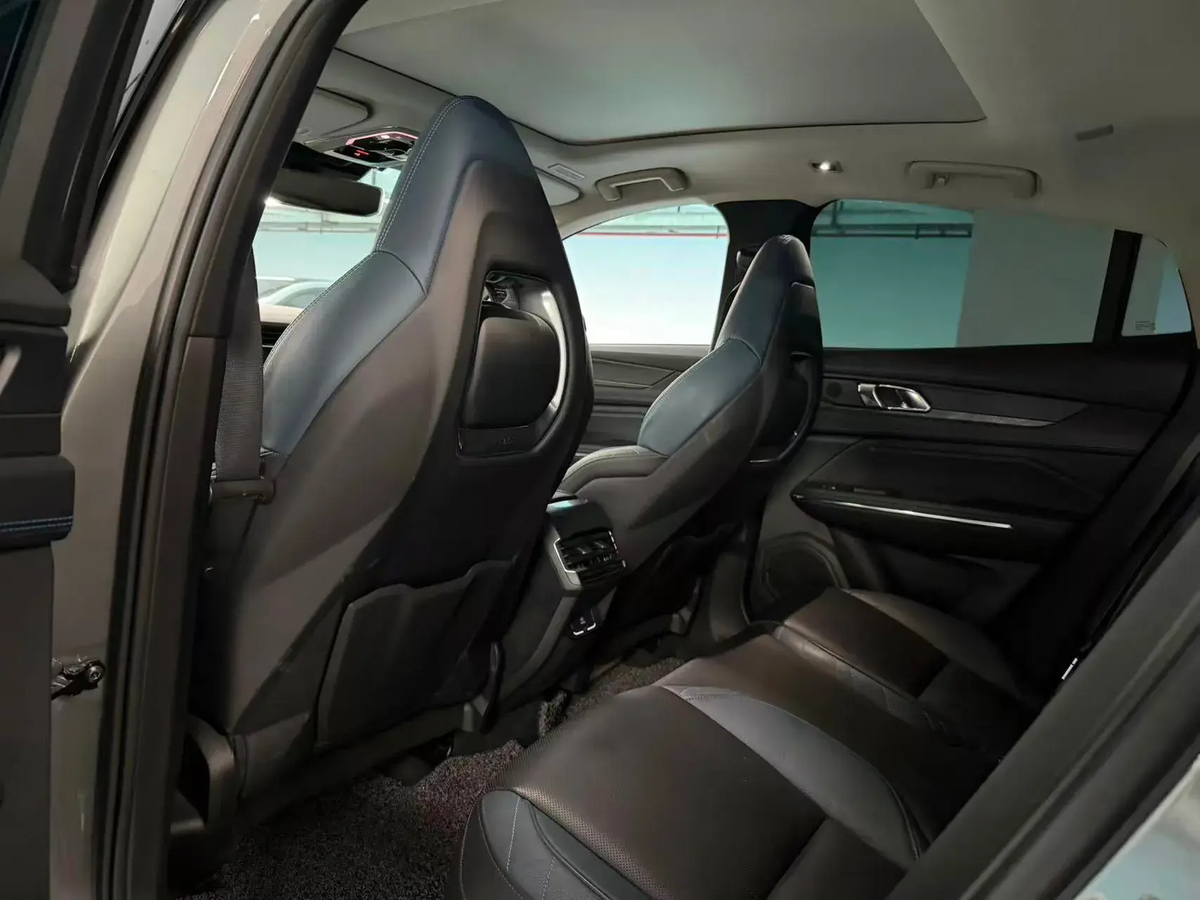 2020 LYNK&CO 05 thumbnail 4