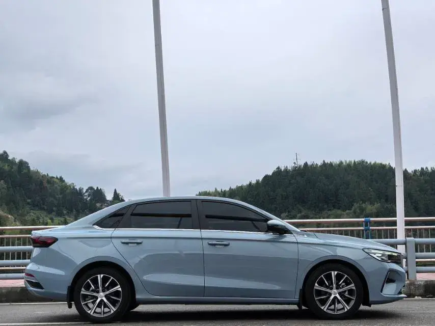 2022 GEELY EMGRAND thumbnail 4