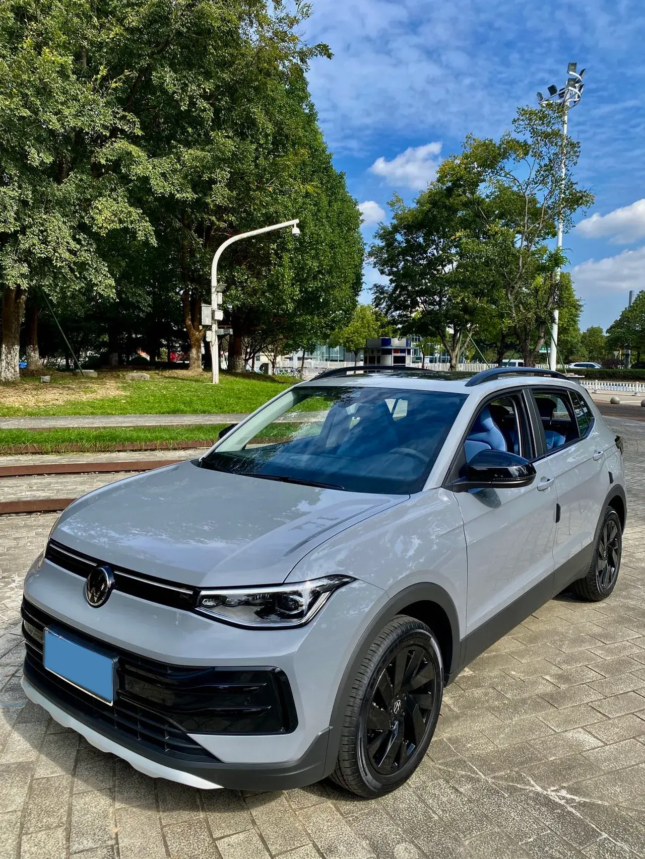 2025 VOLKSWAGEN THARU view 1