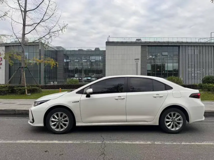 2019 TOYOTA COROLLA thumbnail 3