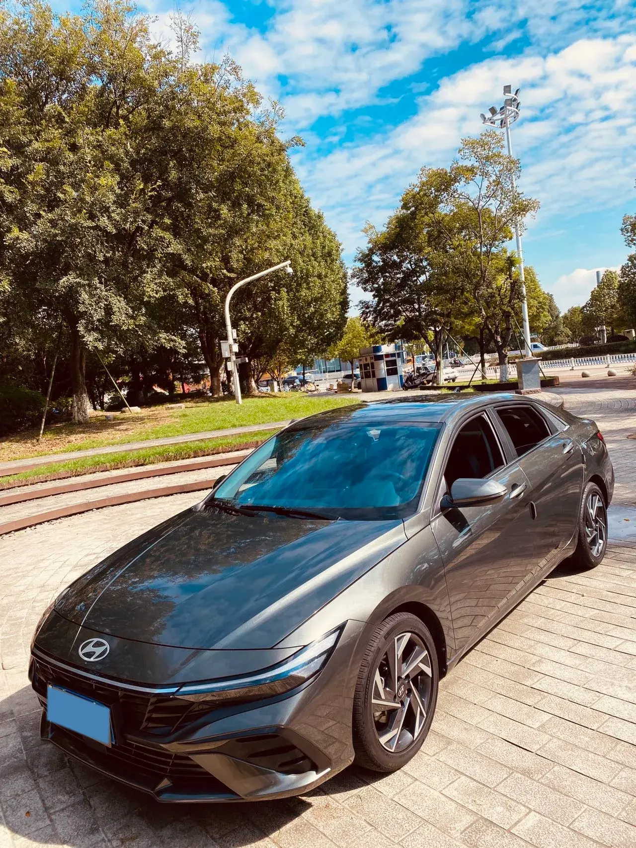 2023 HYUNDAI ELANTRA view 1