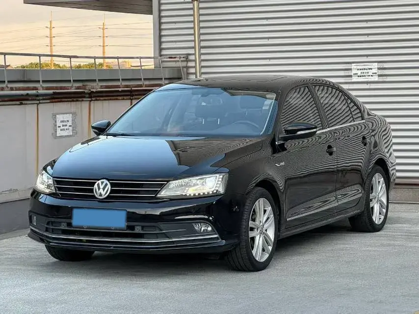 2017 VOLKSWAGEN SAGITAR view 1