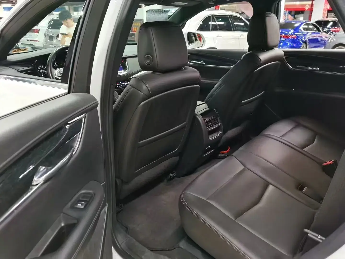 2021 CADILLAC XT5 thumbnail 4