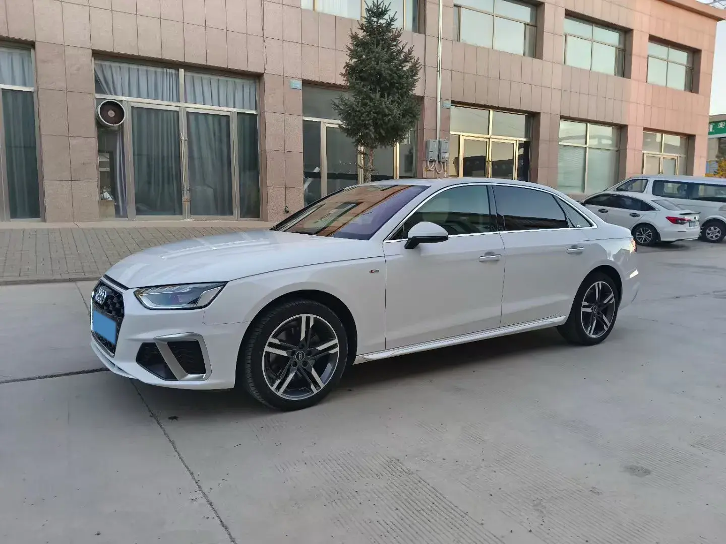 2022 AUDI A4L view 1