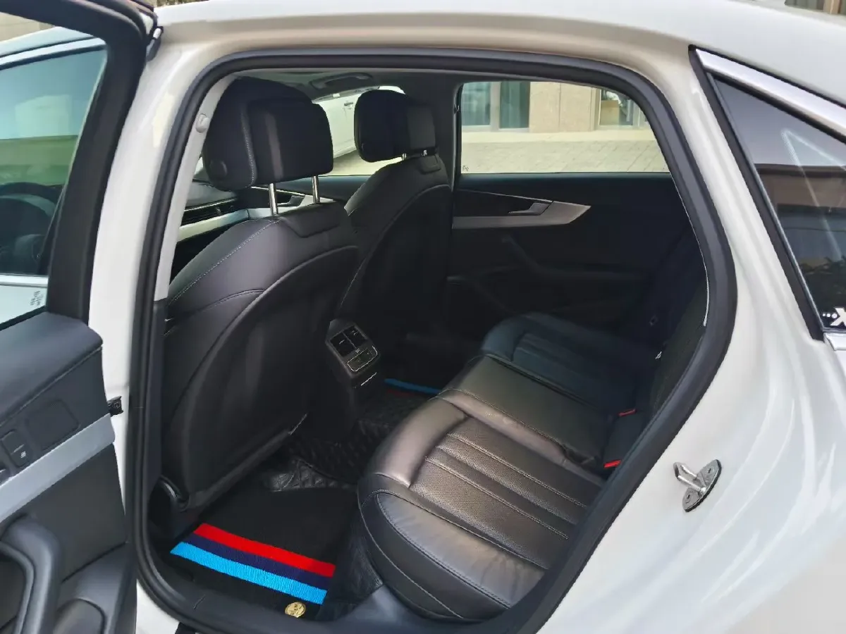 2022 Audi A4L 2.0T 190HP L4 7DCT,autocango,china used car exporter,china ev exporter,chinese used car exporter,chinese used ev exporter