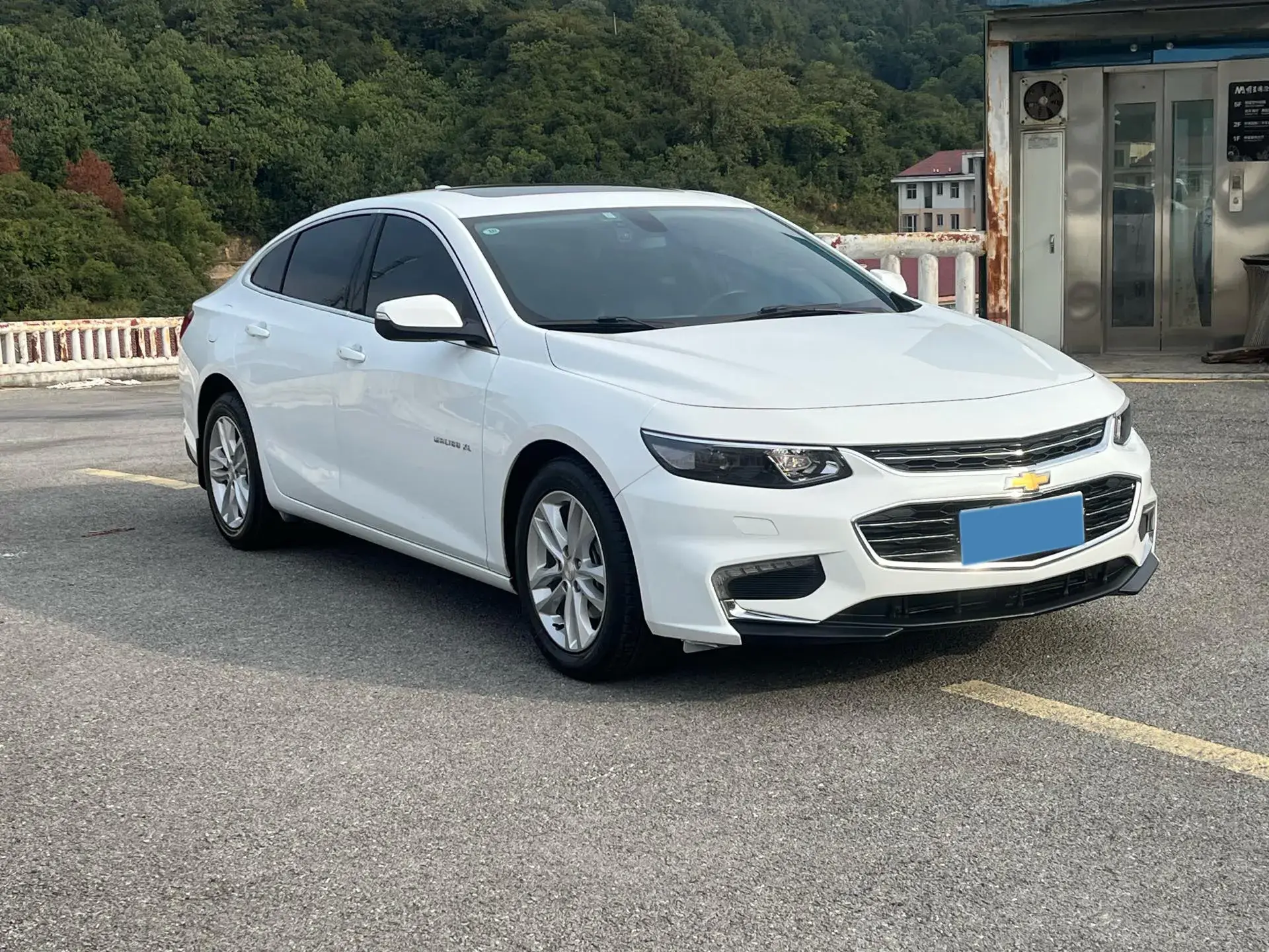 2018 CHEVROLET MALIBU thumbnail 2