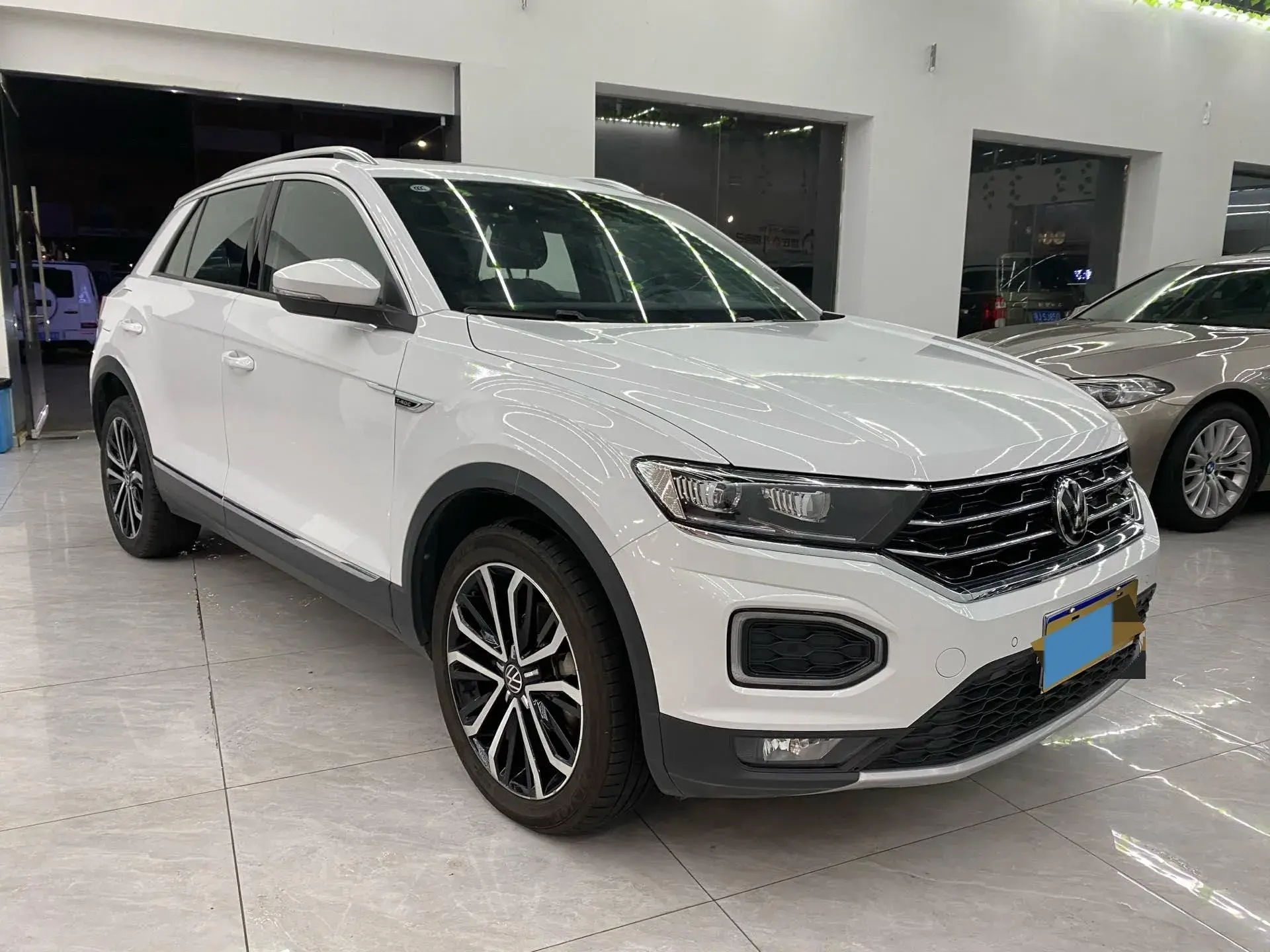 2021 VOLKSWAGEN T-ROC thumbnail 3